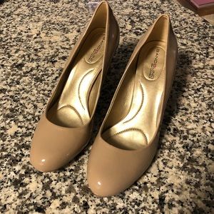 Nude 3.5” heel round toe pumps